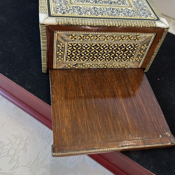 Vintage handcrafted Egyptian Inlay Wood & Mother of Pearl Tissue Box – 11" - Picture 9 of 9